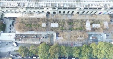 Hava, üst, ağaç tepelerinin üzerine kamu parki drone ile sahne. Kamera park ağaçların arasından yaya yürüyüş Filmler.