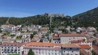 Bir kale ile küçük Avrupa kasabasının havadan drone sahne, bir dağın tepesinde kale.