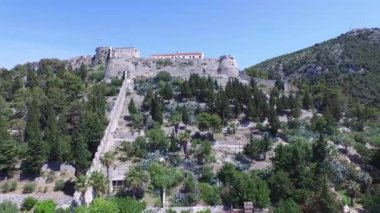 Bir dağın tepesinde müstahkem kale havadan drone sahne.
