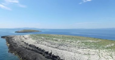Kayalık ada, Dalmaçya kıyılarında drone ile hava sahnesi. Kıyının ilk yakın detay sonra kamera adalar ve deniz panoramik bir görünüm ile daha yüksek gider.