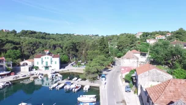 Drohnen-Szene des Hafens in Solta, Kroatien. Detail des Docks, wo die Segelboote gerettet werden. — Stockvideo