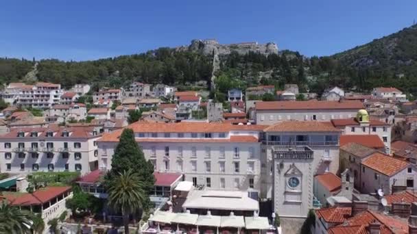 Escena aérea de drones de una pequeña ciudad europea con un castillo, fortaleza en la cima de una montaña . — Vídeos de Stock