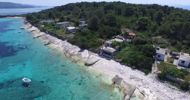 Escena aérea de drones de costa turquesa con casas suburbanas sobre la costa . — Vídeos de Stock