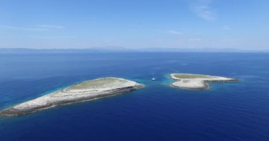 Dalmaçya sahilindeki iki izole ada havadan insansız hava aracı sahnesi.