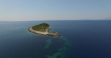 Sonunda bir deniz feneri ile küçük adanın hava drone sahne.