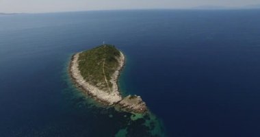 Sonunda bir deniz feneri ile küçük adanın hava drone sahne.
