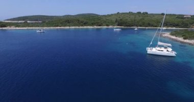 Demirli tekneler, yelkenliler, katamaranlar ile körfezin havadan sahne.