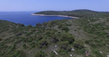 Doğal adanın havadan insansız hava aracı sahnesi. Kamera adanın tepesinden körfeze geçiyor.