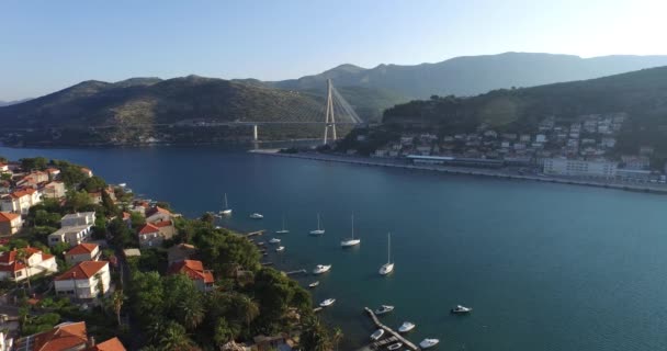 Dubrovnik körfezi, Bruz liman drone ile havadan görünümü. Önemli köprü, liman ve banliyö evlerinin arka planı. — Stok video