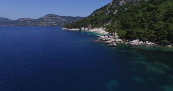 Aerial scene with drone traveling through rocky coast at Croatia. Virgin island — Stock Video
