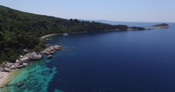 Lucht-drone scène van rotsachtige kustlijn in Dalmatische kust. — Stockvideo