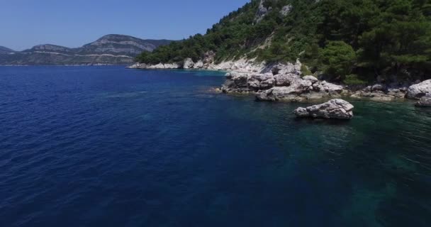 Snelle scène in de lucht met drone die door rotsachtige kust reist in Kroatië. Virgin Island. — Stockvideo