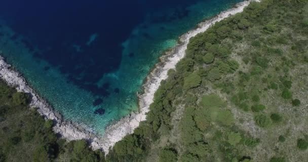 Cena aérea de ilha rochosa na Croácia, costa dálmata. Detalhe da costa, barcos, catamarã, iates, veleiros e texturas de vegetação por causa da cena superior . — Vídeo de Stock