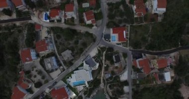 Dalmaya sahilinin bir koyunda küçük banliyö turistik kasabanın havadan, üst görünümü.