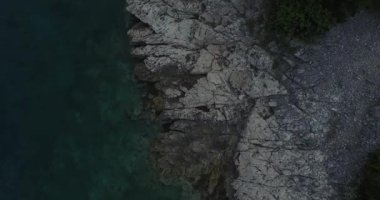 Dalmaçya sahilinde sahil şeridi. Yukarıdan panoramik görünüme drone hava sahnesi.