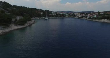 Dalmaçya sahilinde demirli katamaranlı körfezin havadan insansız hava aracı sahnesi, Hırvatistan.
