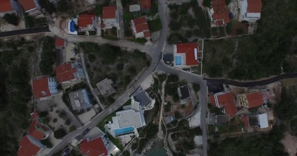 达尔马提亚海岸海湾中小郊区图主义小镇的鸟瞰图. — 图库视频影像