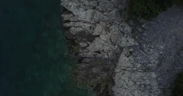 Kystlinjen på kysten av Dalmatia. Droneantenne fra topp til panoramautsikt . – stockvideo