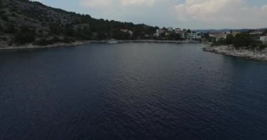 Hırvat körfezinin havadan insansız hava aracı sahnesi, katamaran demirledi.