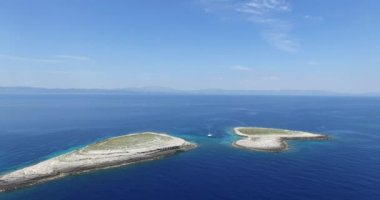 Dalmaçya sahilindeki iki izole ada havadan insansız hava aracı sahnesi.
