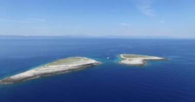 Dalmaçya sahilindeki iki izole ada havadan insansız hava aracı sahnesi.