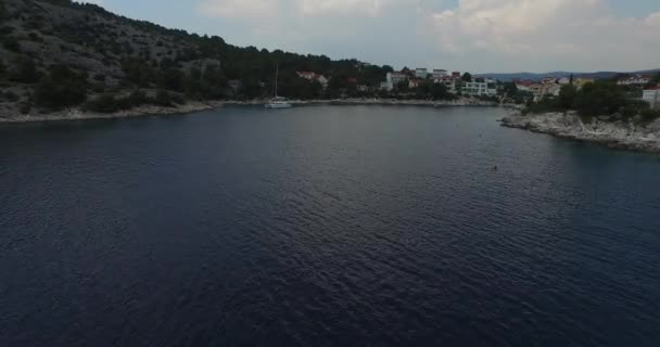 Escena aérea de drones de la bahía croata, catamarán anclado . — Vídeos de Stock