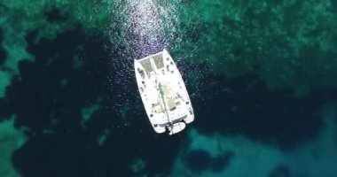 Katamaran şeffaf turkuaz su hava dron sahne.