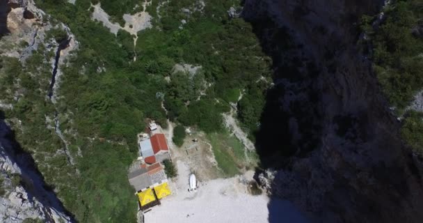 Escena aérea de la bahía rocosa en la costa dálmata. Drone. . — Vídeo de stock