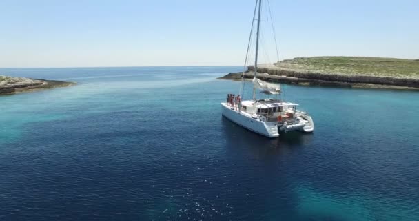 Luchtfoto scène van catamaran over transparante, blauwe zee. — Stockvideo