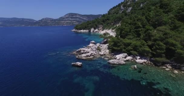 与无人机穿越岩石海岸在克罗地亚的空中场景。维尔京群岛. — 图库视频影像