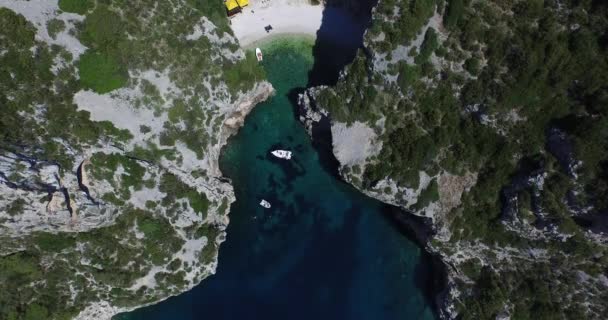 Escena aérea de la bahía rocosa en la costa dálmata. Drone. . — Vídeos de Stock