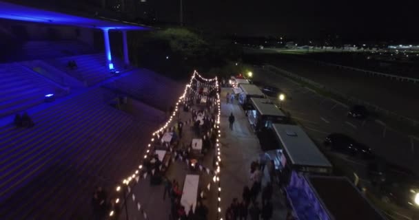 Escena nocturna aérea de pbus y bares en una calle peatonal y paisaje urbano . — Vídeo de stock