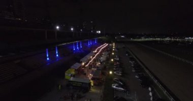 Yayalara restaurantes ile Bar kenarlarında hava görünümünü. Gece hayatı