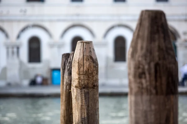 Detail dřevěné tyče Venecian kanálů. Stock Obrázky