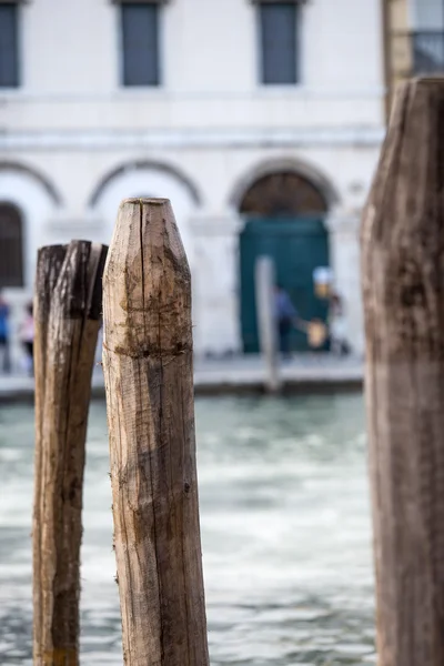 Detail dřevěné tyče Venecian kanálů. Stock Obrázky