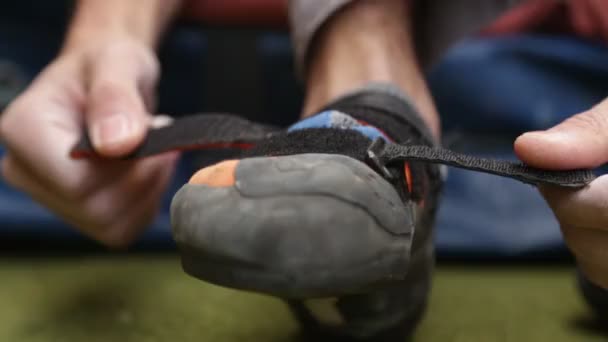Detalj av klättrare sko. — Stockvideo
