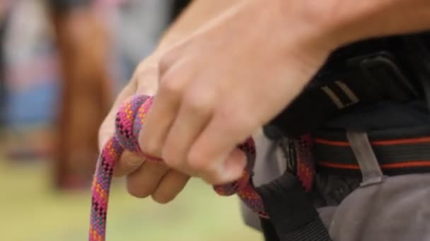 Detail van de man die de veiligheid knoop voor klimmen harness. — Stockvideo