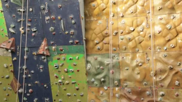 Detail of climbing wall. Extreme sport — Stock Video