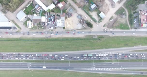 Escena aérea de drones de la autopista atascada. Vista superior del tráfico en la carretera . — Vídeos de Stock