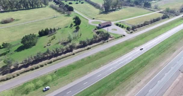 Drohnen-Szene von der Autobahn auf dem Land. — Stockvideo