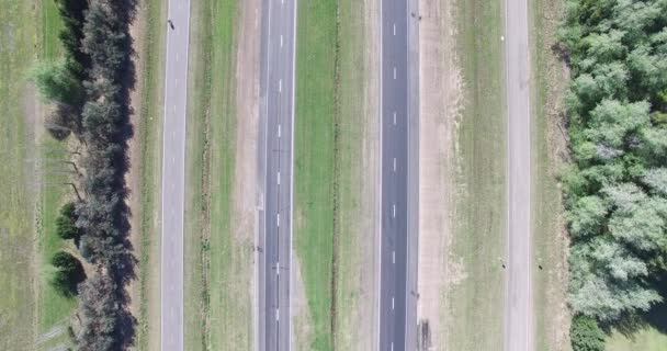 Scène aérienne supérieure de l'autoroute sur le terrain . — Video