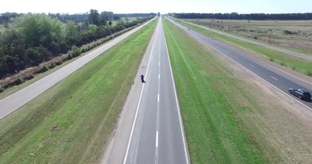 Повітряний безпілотник сцена шосе в сільській місцевості . — стокове відео