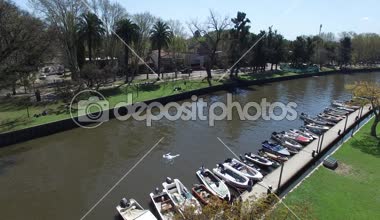 Bir şehir kanal seyahat dronun havadan görünümü.
