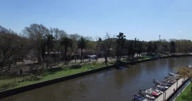 Bir şehir kanal üzerinden dronun havadan görünümü.