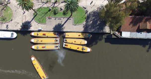 Вид сверху на Тигриный канал с воздуха. Лодки путешествуют и закрепляются в канале . — стоковое видео