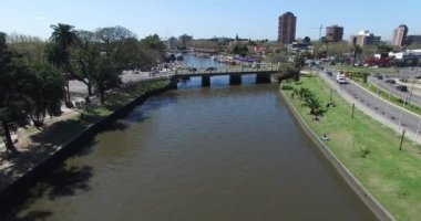 Buenos Aires banliyölerinde kaplan Nehri'nin hava dron sahne.