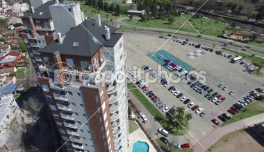 Hava dron sahne. Kamera bir gökdelen bina detayını seyahat.