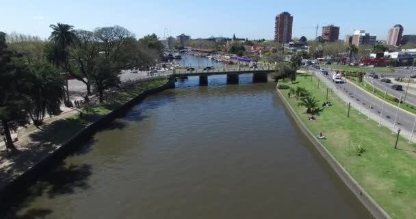 Buenos Aires banliyölerinde kaplan Nehri'nin hava dron sahne. — Stok video