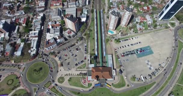 Légi drone jelenet pályaudvartól. Kamera közelebb megy. Tigre Train Station, Buenos Aires. Utca-és városrészlet. — Stock videók