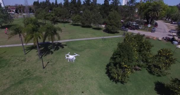 Drohnen-Szene aus der Luft: Drohnen fliegen von niedriger Höhe in große Höhe. — Stockvideo